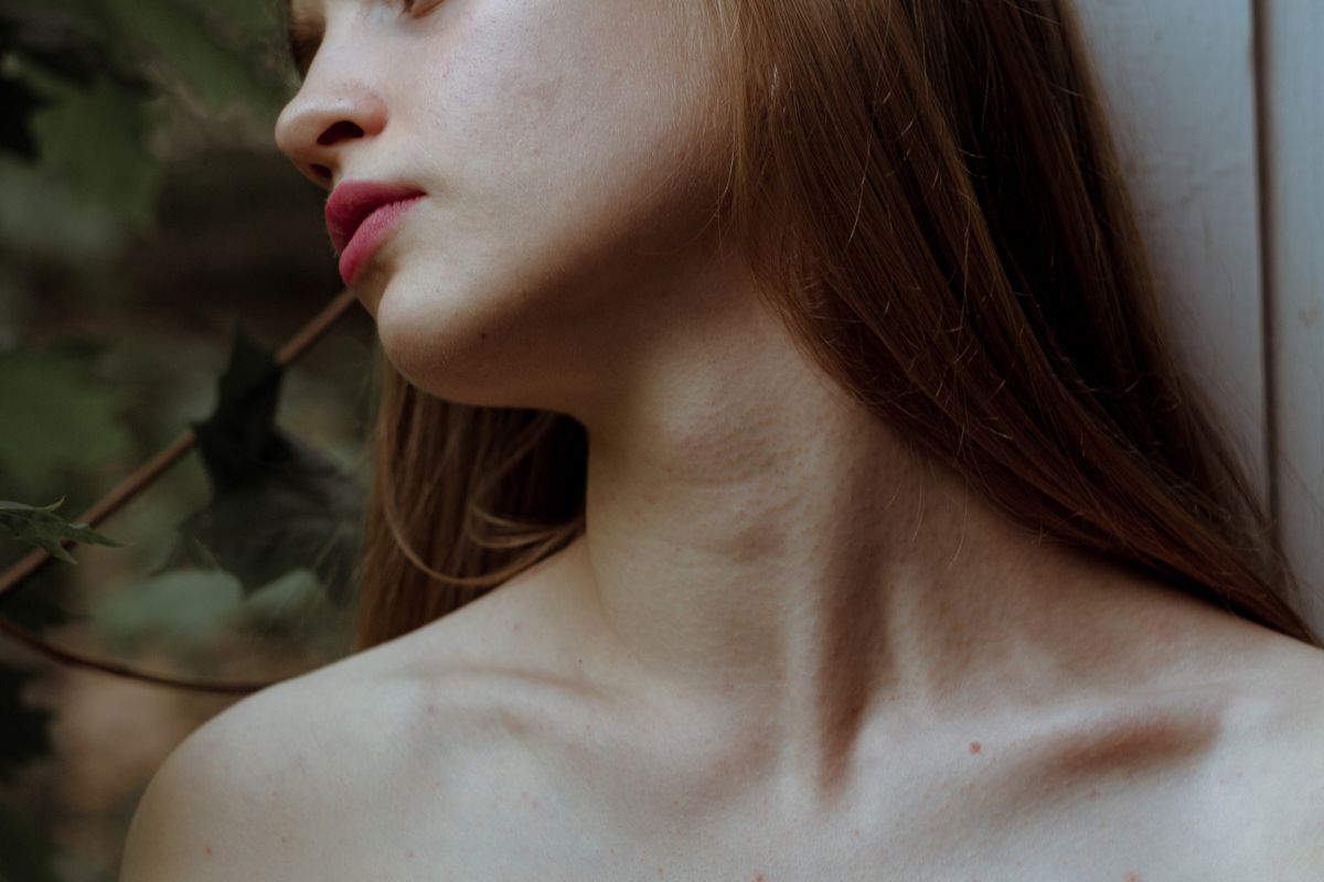 Close-up of a woman's neck, collarbone and shoulder in natural light